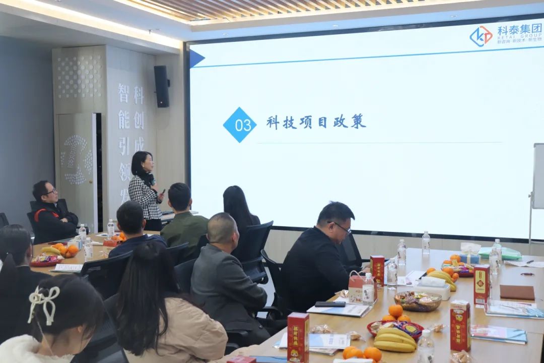 【科技赋能,助企发展】
在智科云谷园区企业交流会开展科技政策宣讲